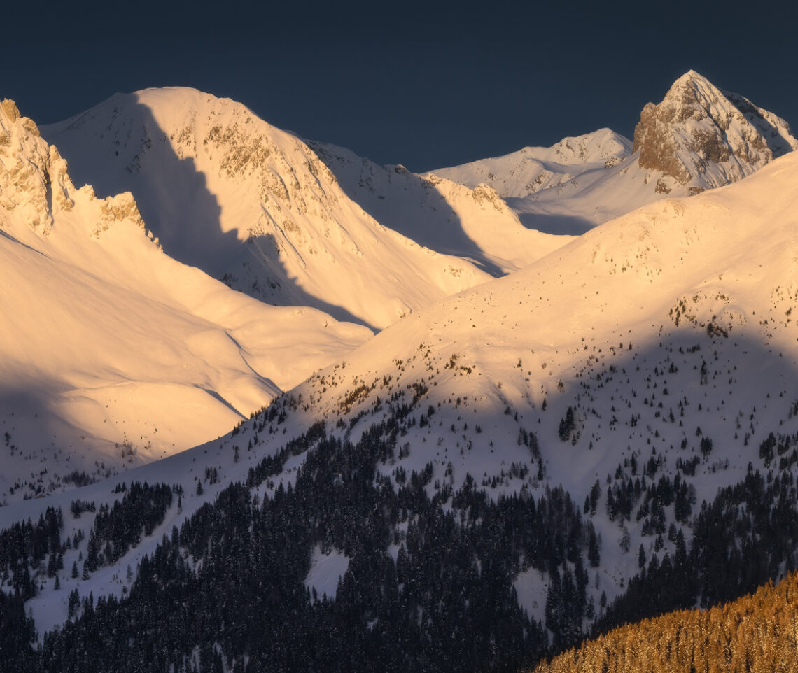 L’immaginazione, quella mattina, si è spinta oltre quella dorsale, fra quei versanti lucenti e carichi di immacolata bellezza. Alpi Carniche, Italia.