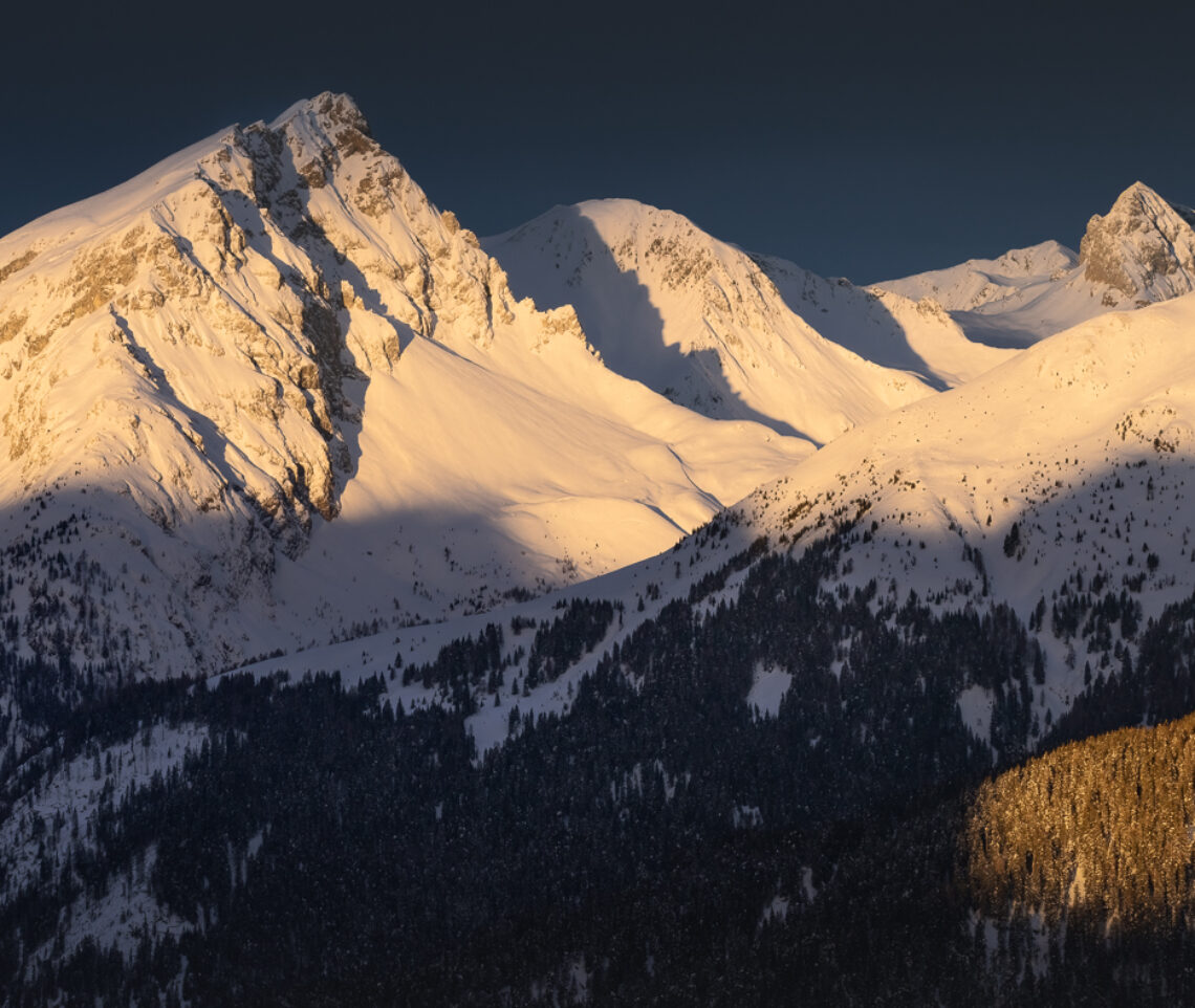 È sempre più raro assistere a questi scenari a causa del cambiamento climatico. Perciò, se potete, non lasciateveli sfuggire. Alpi Carniche, Italia.