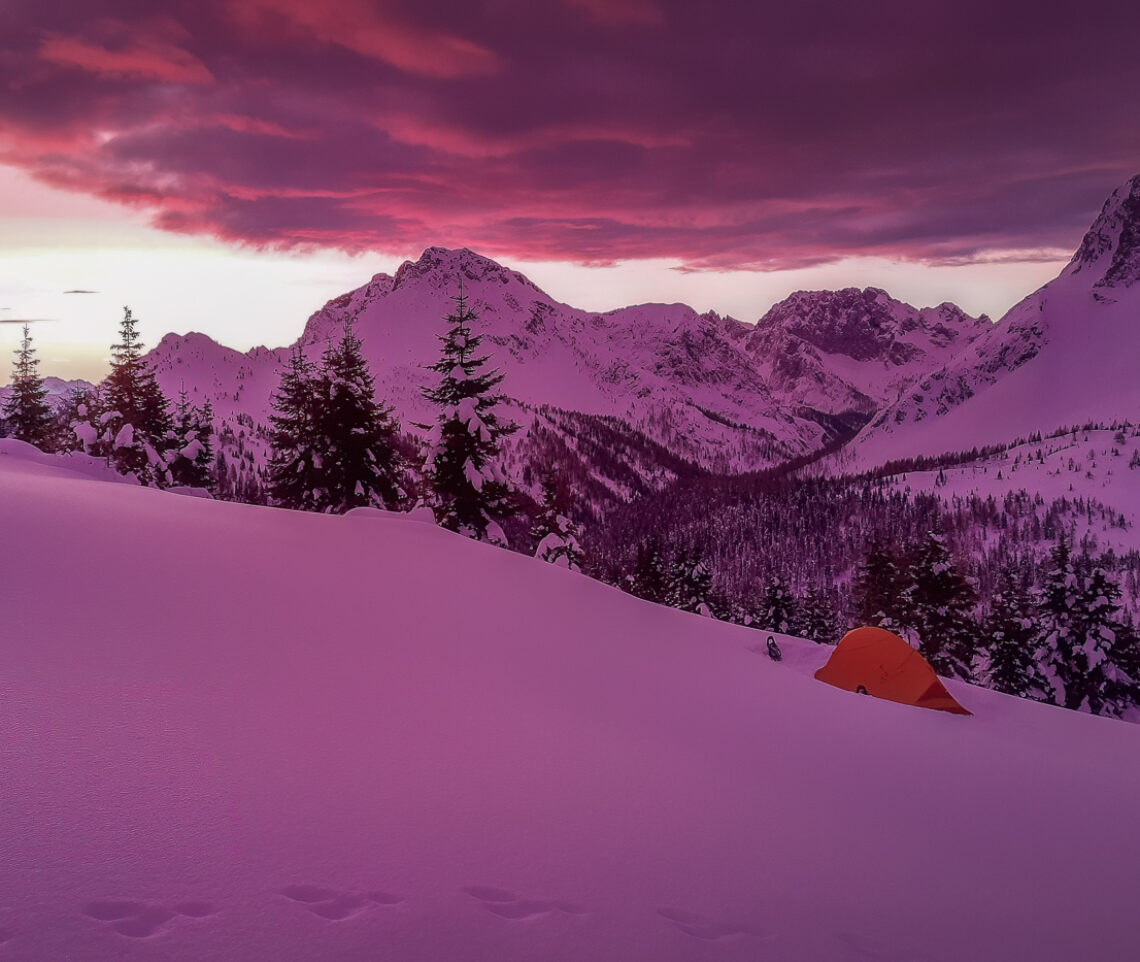 Una surreale alba infuocata attenua i 20 gradi sottozero della notte appena trascorsa. Alpi Carniche, Italia.