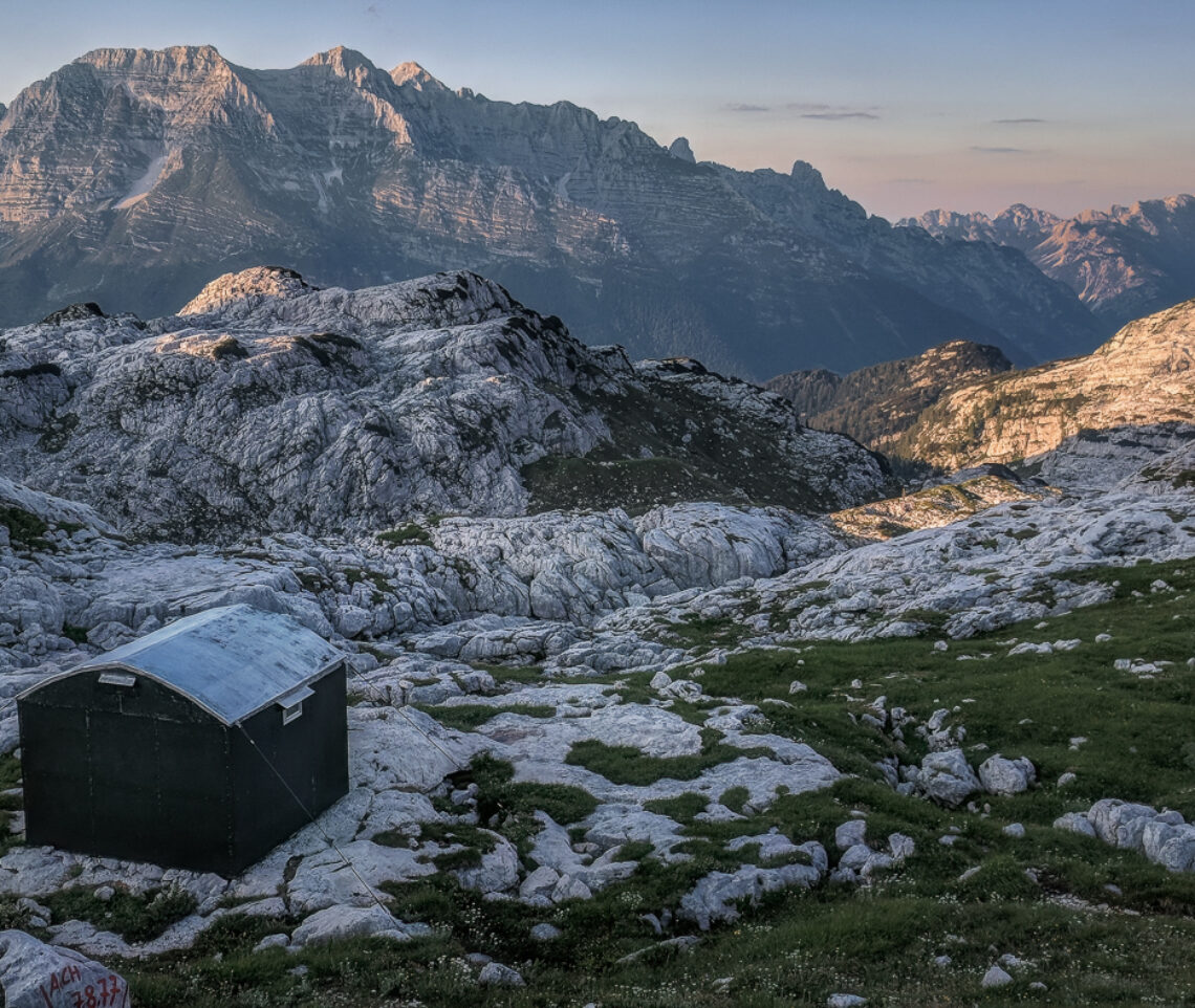 Immerso nel carsismo. Bivacco Marussich, Alpi Giulie, Italia.