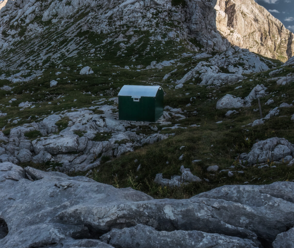 Il Monte Canin mi protegge da un temporale in lontananza. Bivacco Marussich, Alpi Giulie, Italia.