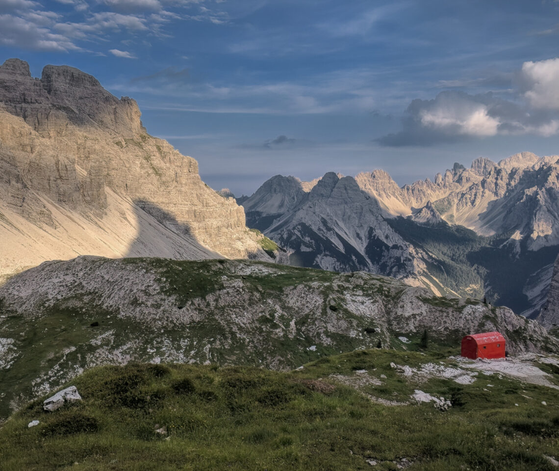 Abbracciato dalle Dolomiti Friulane. Bivacco Marchi-Granzotto, Italia.