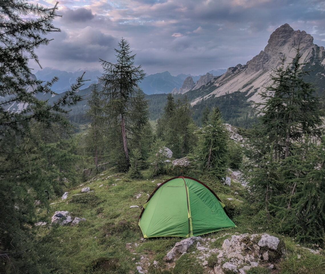 Bivacco estivo alle alte quote del Parco Naturale Dolomiti Friulane, Italia.