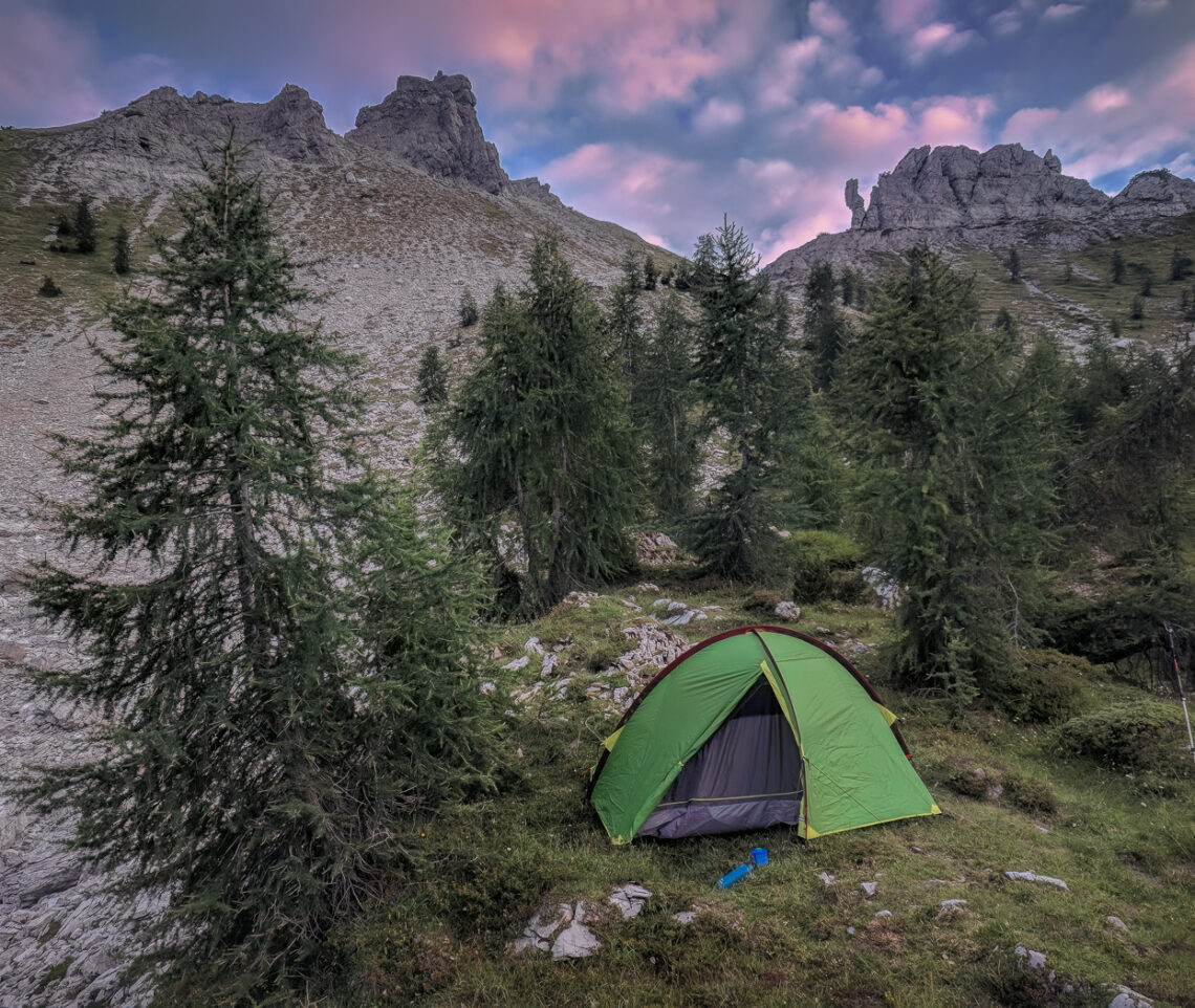 Il cielo si apre: lo spettacolo della notte delle Perseidi estive sta per cominciare. Parco Naturale Dolomiti Friulane, Italia.