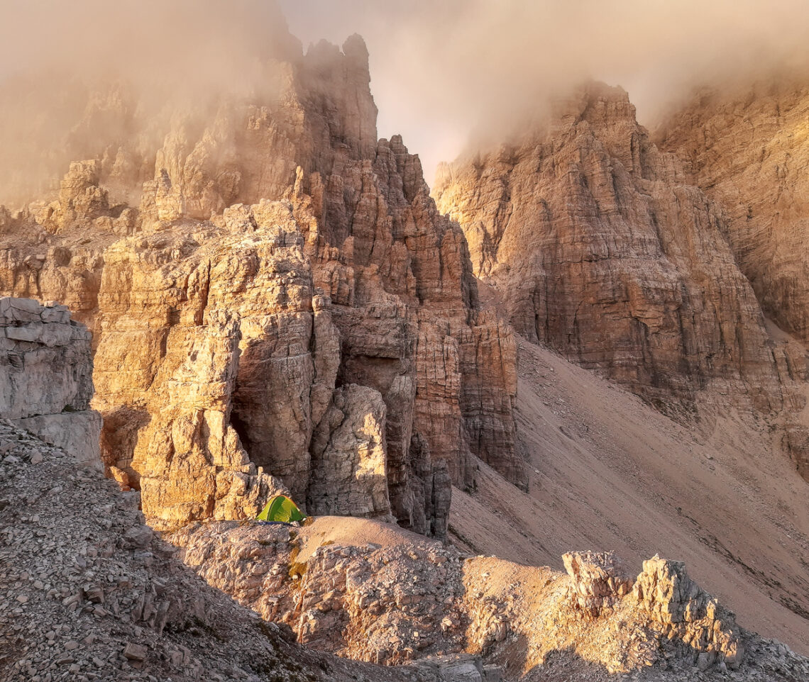 Tramonto dorato fra le crode delle Dolomiti Friulane, Italia.