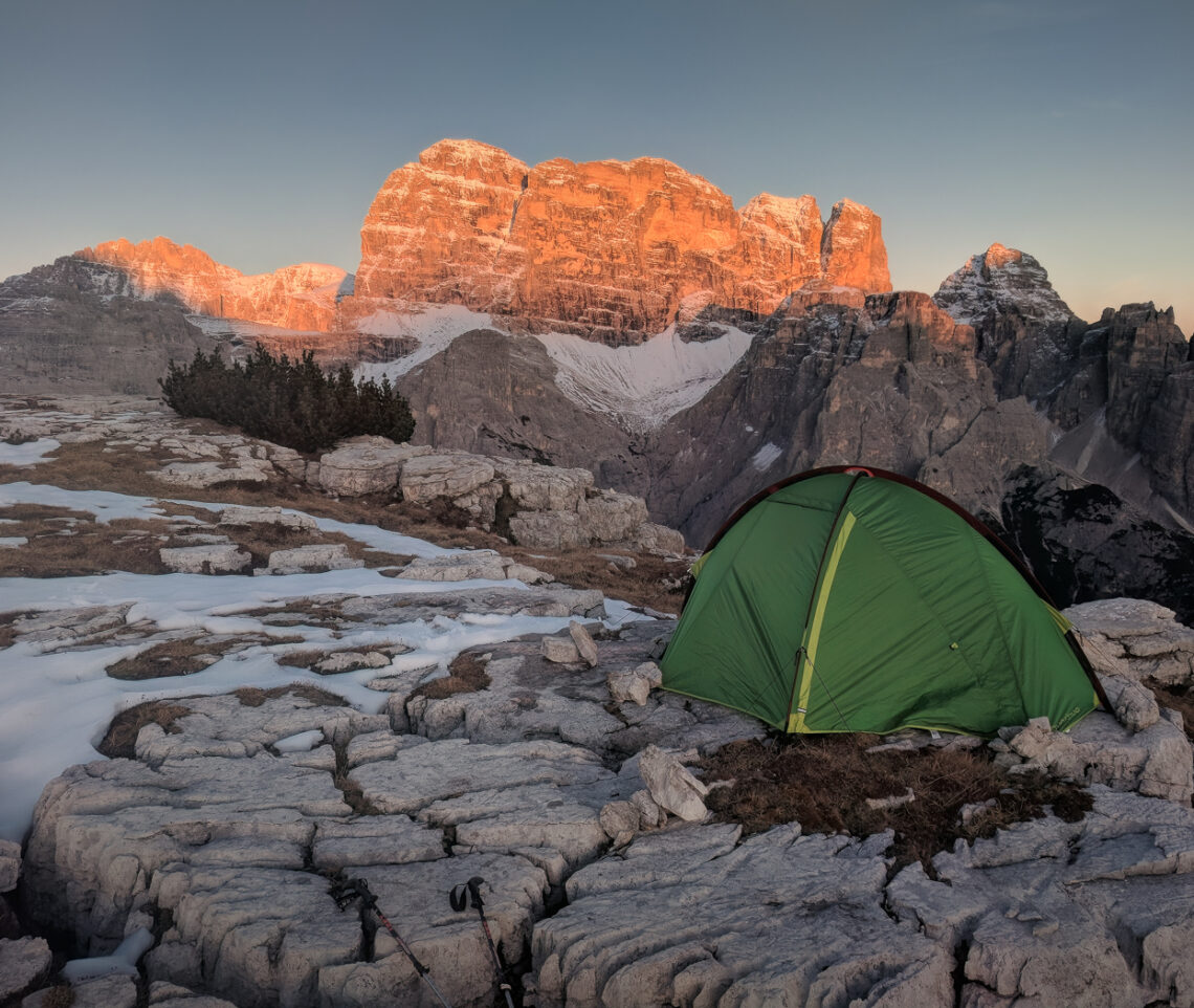 In prima fila. Inizia lo spettacolo. Parco Naturale Tre Cime, Dolomiti di Sesto, Italia.