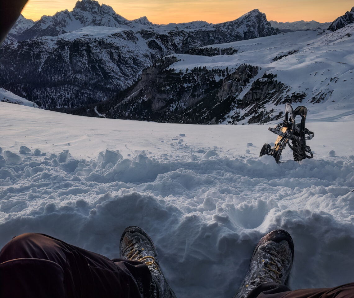 In contemplazione dalla tenda in attesa della notte. Dolomiti di Sesto, Italia.