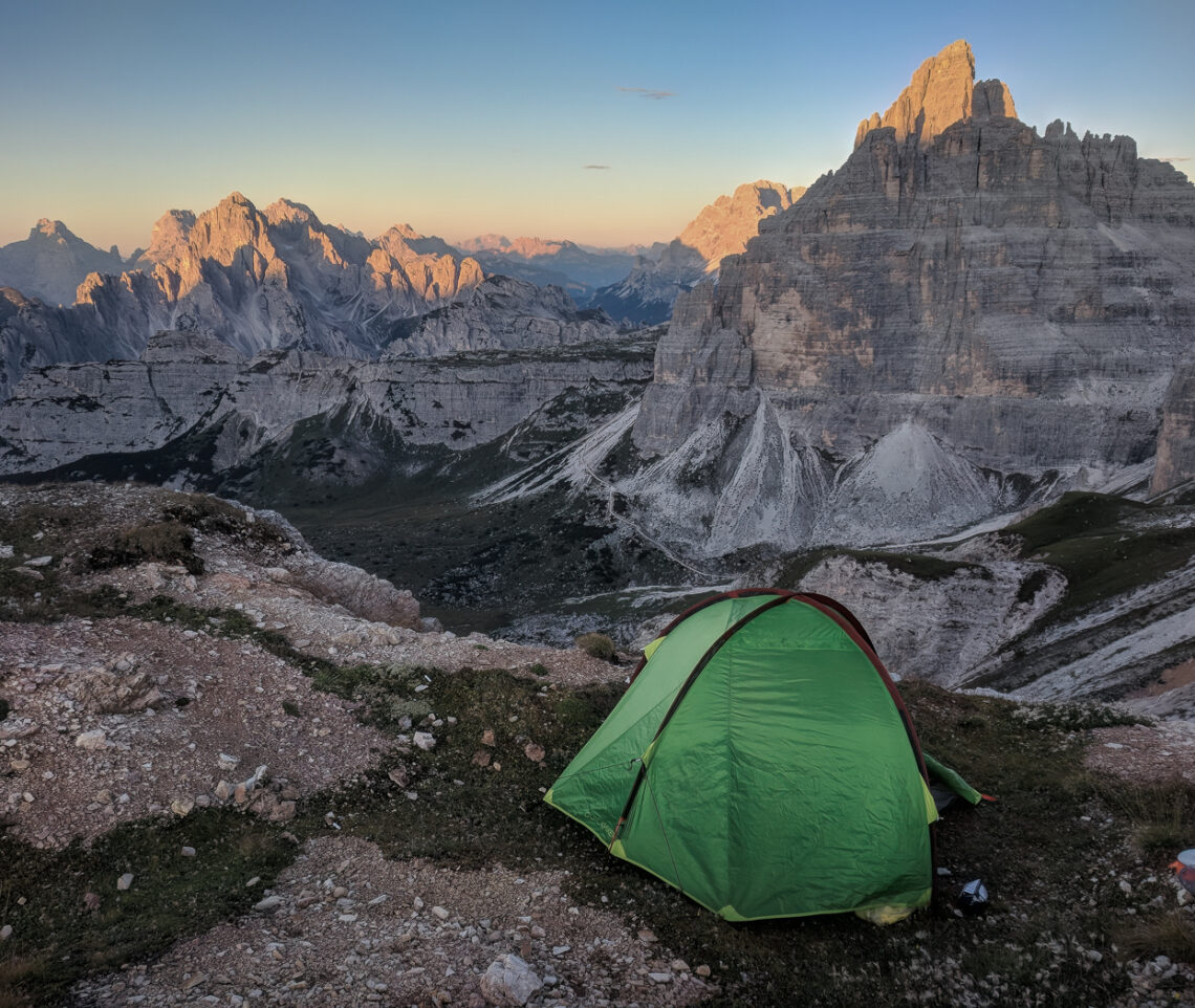 Alba nel Parco Naturale Tre Cime, Dolomiti di Sesto, Italia.