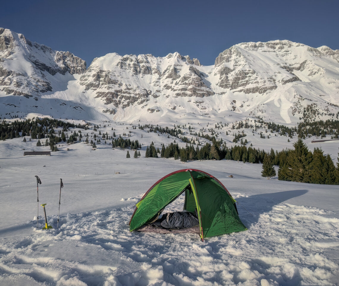 L’inverno giunge al termine sulle Alpi Giulie, Italia.