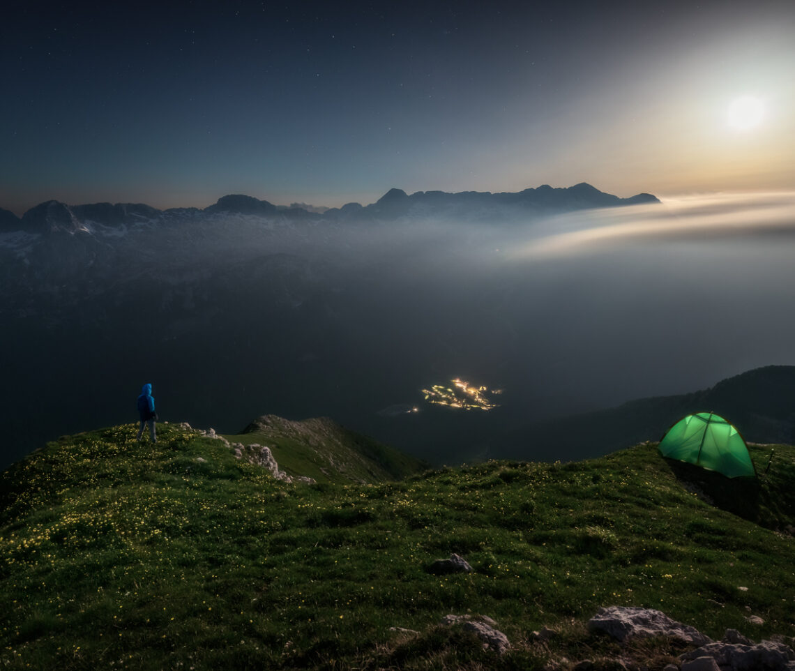 Una volpe rossa e la Luna piena mi hanno tenuto compagnia quassù per tutta la notte, Alpi Giulie.