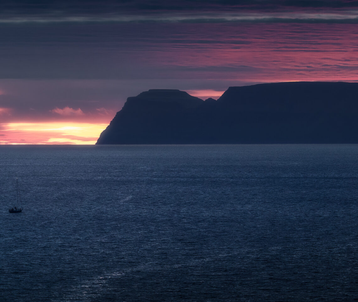 La mezzanotte è ormai passata qui, dove si sfiora il circolo polare artico; dove le giornate estive non finiscono mai. A qualcuno, a quanto pare, poco importa dell’orario, non vuole perdersi la meraviglia. Vestfirðir, Islanda.