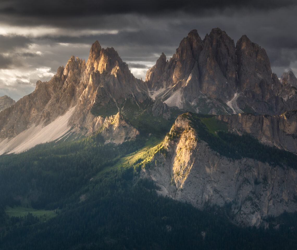 Un raggio di Sole può cambiare la prospettiva di un istante. Dolomiti di Sesto, Italia.