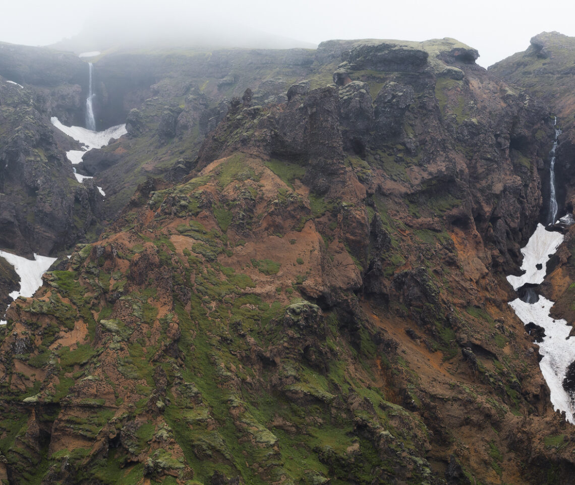 Paesaggi mistici si palesano ai miei occhi esplorando canyon di lava scolpiti dal tempo. Islanda.