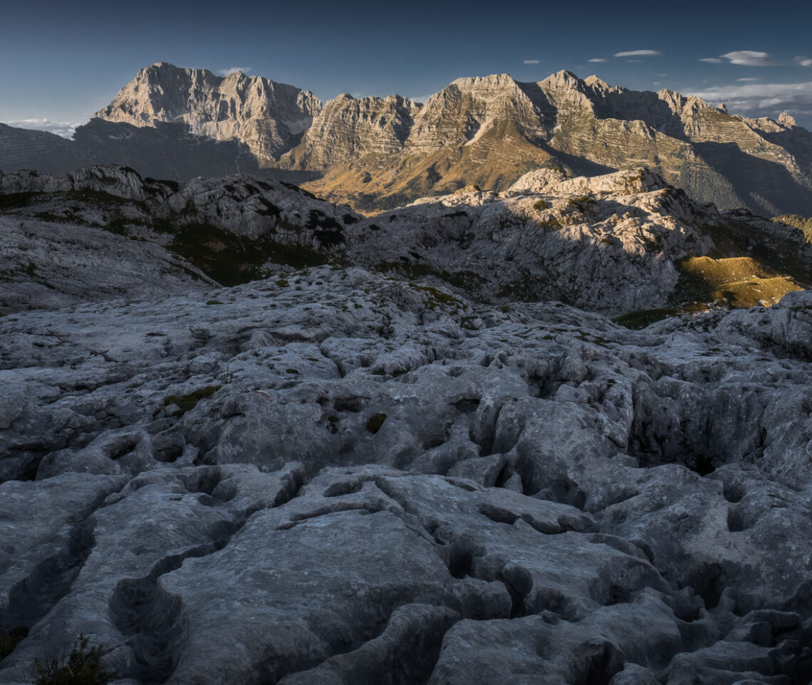 Quando l’acqua incontra le rocce calcaree, il risultato è stupefacente. È il carsismo. Alpi Giulie e Parco Naturale Prealpi Giulie, Italia.