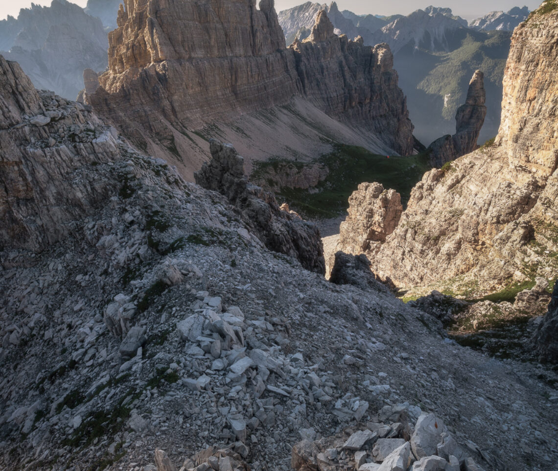 Le prime luci del mattino accarezzano il Campanile di Val Montanaia, che giace timoroso al cospetto della Croda Cimoliana. Parco Naturale Dolomiti Friulane, Italia.