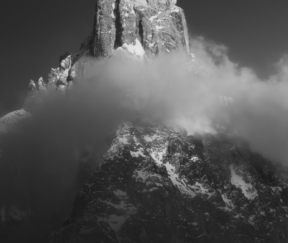 Un lampo nel cielo scuro del tramonto. Il Cimon della Pala svetta verso il cielo. Parco Naturale Paneveggio Pale di San Martino, Italia.