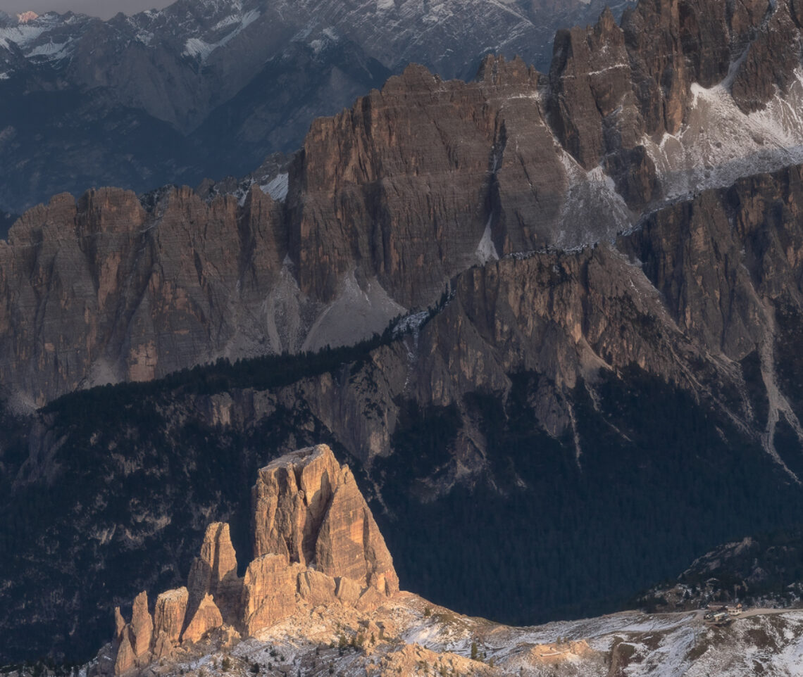 La prima nevicata autunnale sulle Dolomiti Ampezzane non è ancora sufficiente per rubare la scena all’enrosadira sulle Cinque Torri. Dolomiti Ampezzane, Italia.