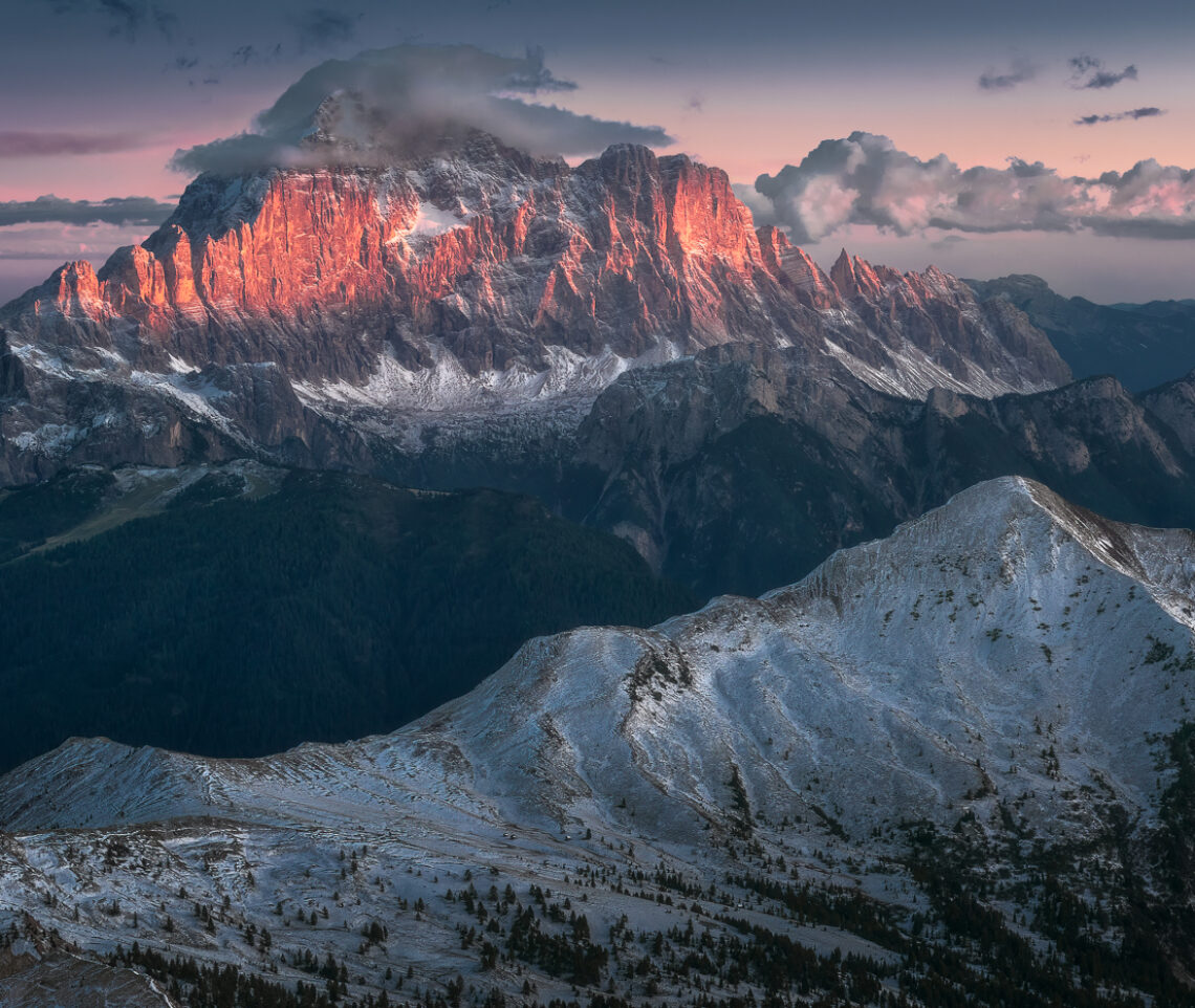 C’è solo una parete, sulle Alpi, in grado di regalare questo spettacolo, quella del Monte Civetta. Dolomiti Ampezzane e di Zoldo, Italia.