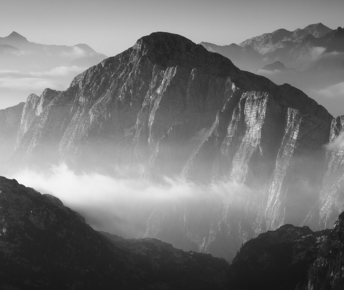 Impenetrabili muraglie rocciose si ergono nelle Alpi Giulie, Italia.