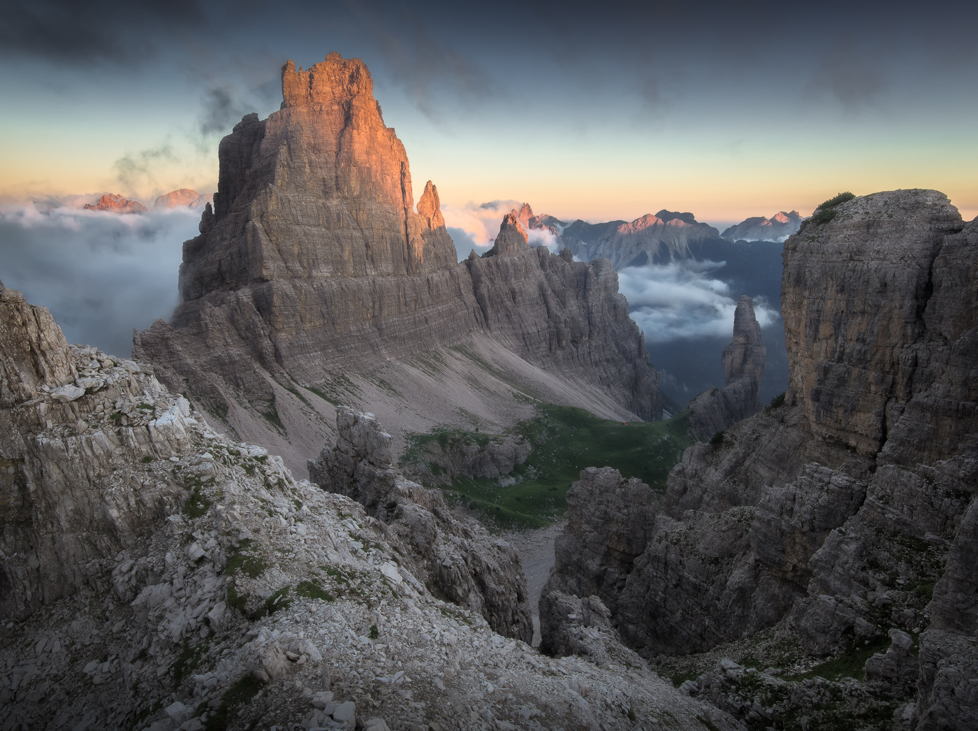 Al tramonto le nuvole si diradano, lasciando spazio alla protagonista della Val Montanaia, la Croda Cimoliana. Parco Naturale Dolomiti Friulane, Italia.