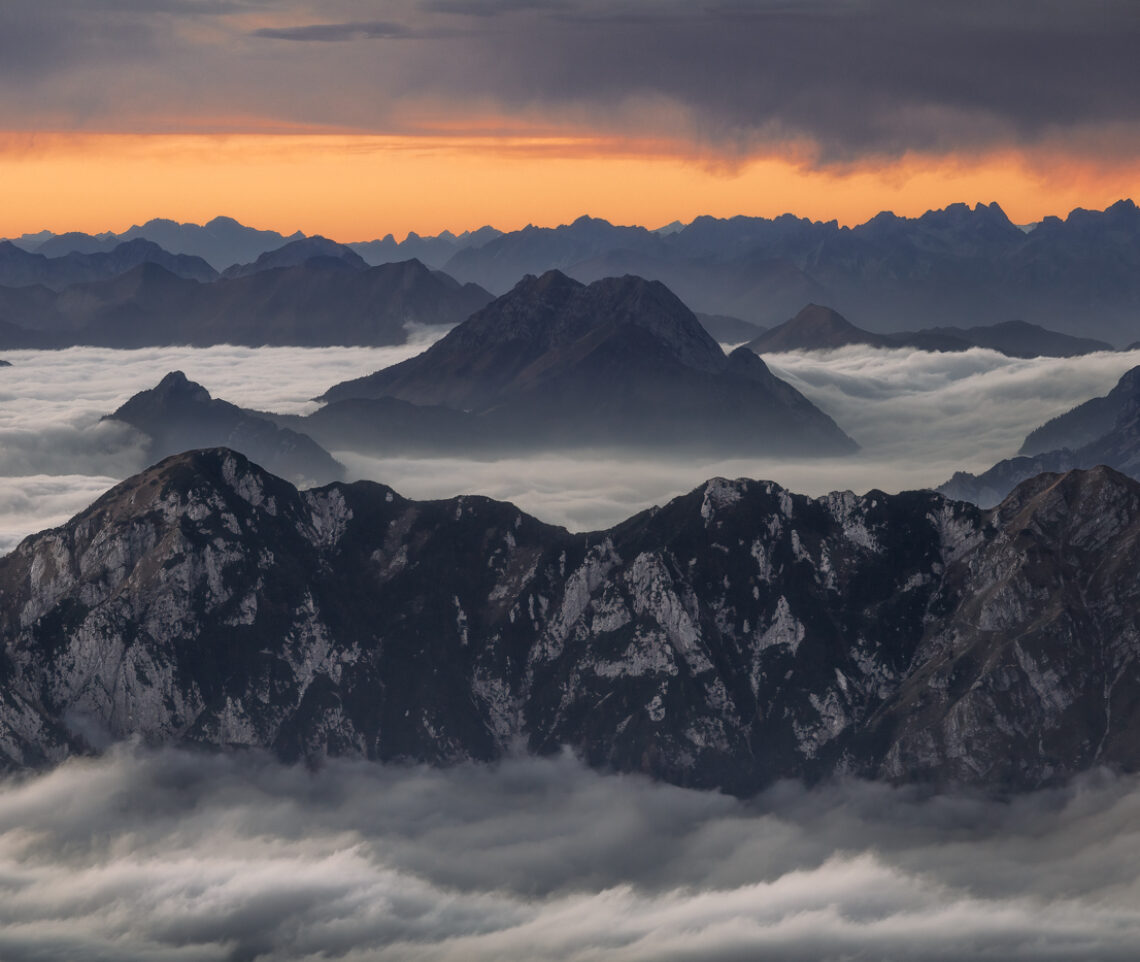 Il fenomeno dell’inversione termica, nella stagione fredda, regala scenari indimenticabili. Impossibile lasciarseli sfuggire. Alpi Carniche, Italia.