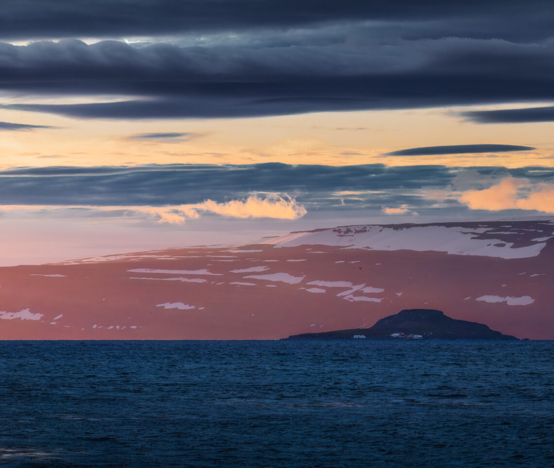 L’alternanza di bellezza dell’Islanda alla luce del Sole di mezzanotte. Vestfirðir, Islanda.
