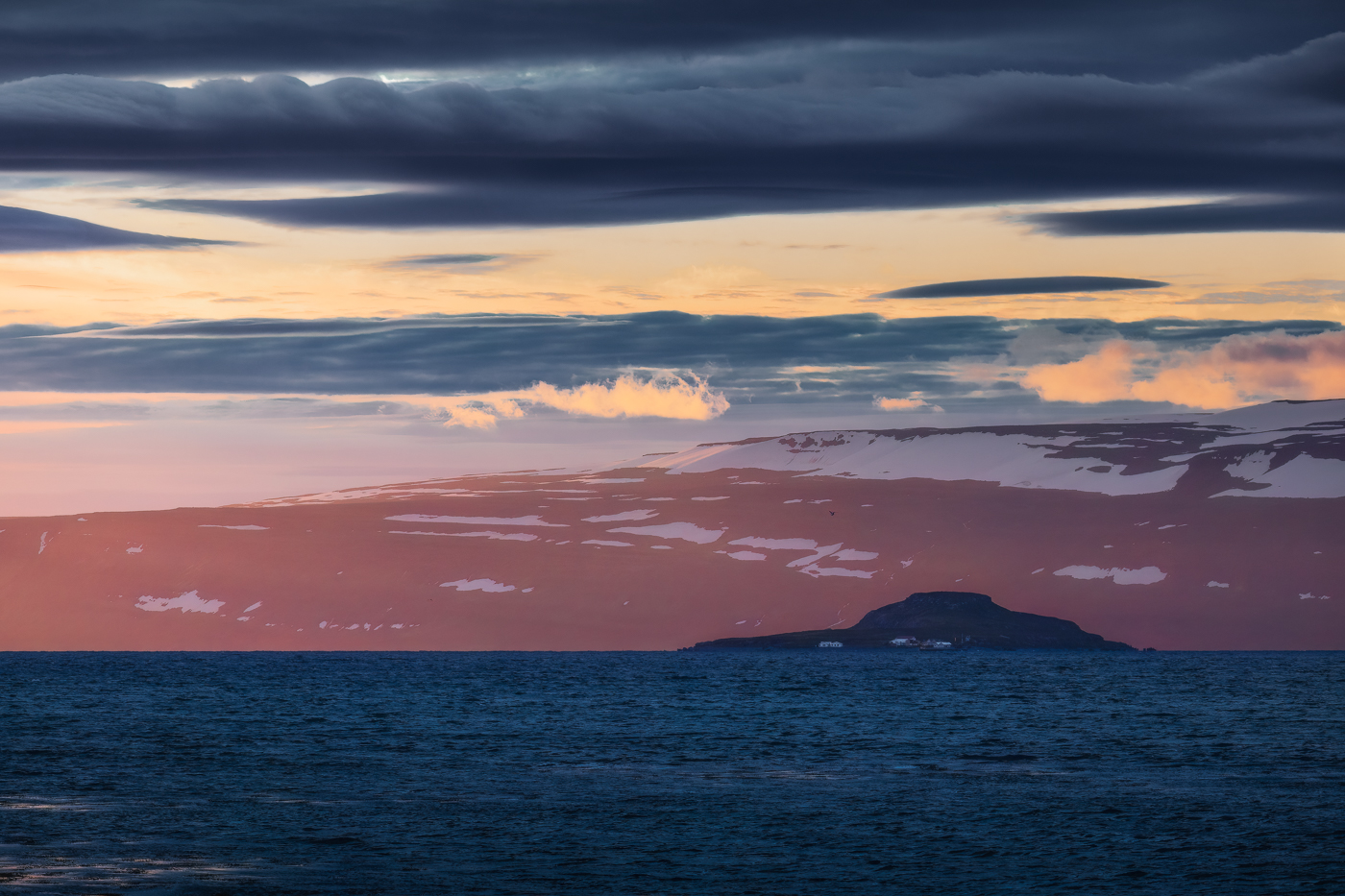 L’alternanza di bellezza dell’Islanda alla luce del Sole di mezzanotte. Vestfirðir, Islanda.