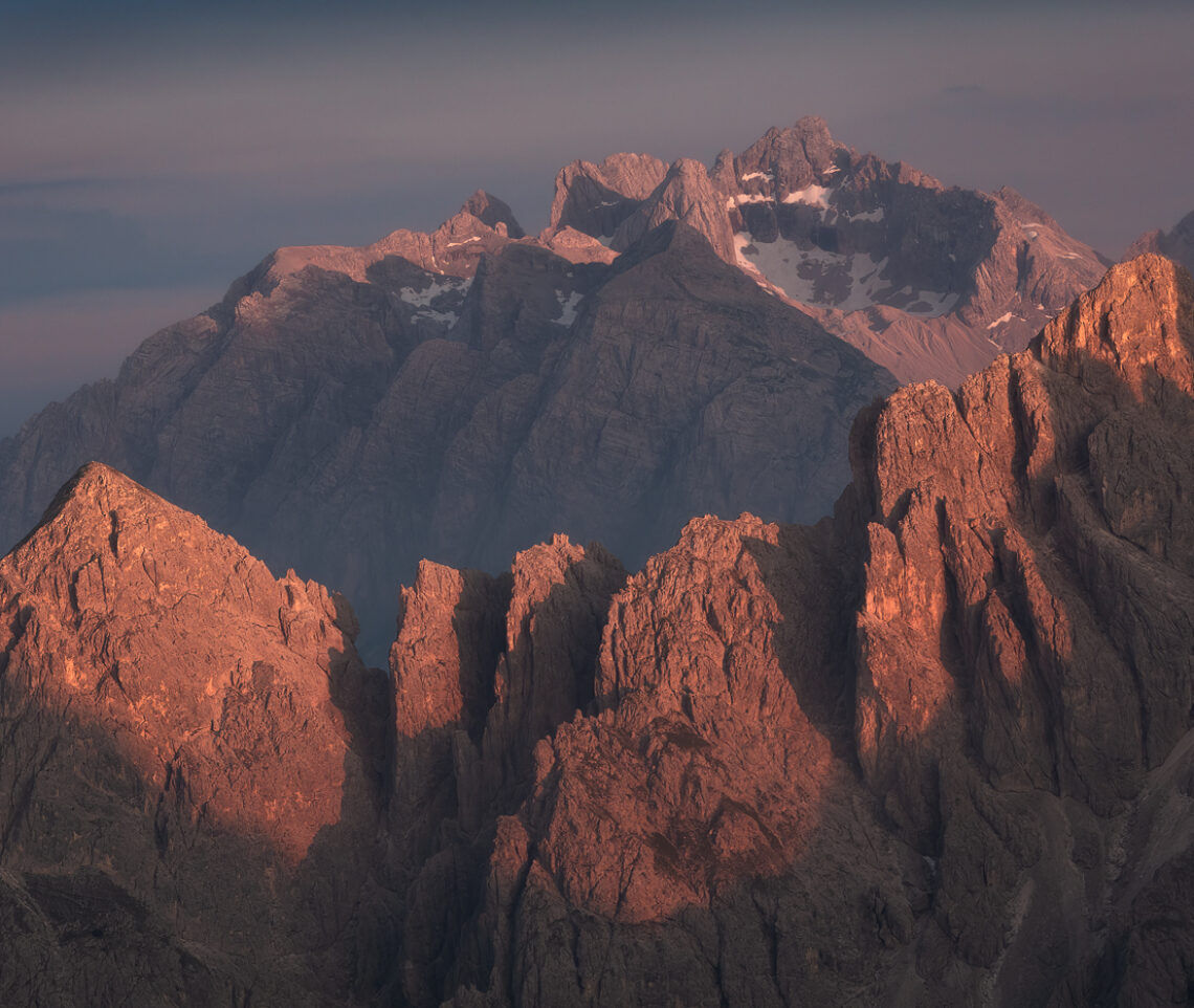 Forme perfette. Grazie alla luce, allo scorrere del tempo, alla loro intrinseca bellezza. Gruppo delle Marmarole dalle Dolomiti di Sesto, Italia.