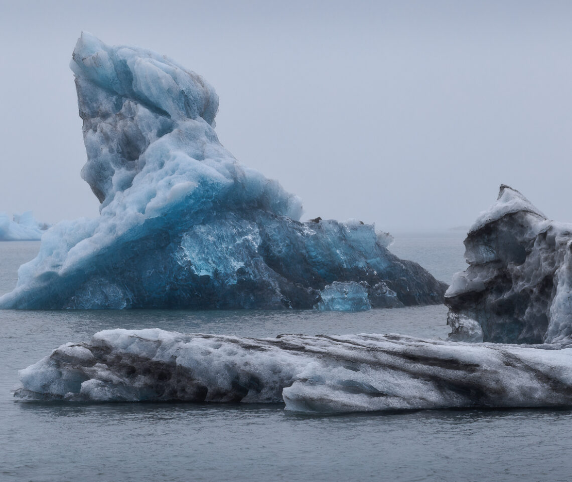 Grandi iceberg variopinti galleggiano nei laghi proglaciali generati nell’ultimo secolo dai ghiacciai in vistosa ritirata. Vatnajökull National Park, Islanda.