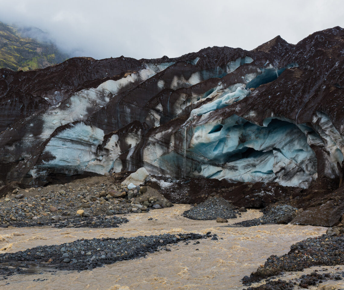 L’espressione sofferente della fronte del ghiacciaio Virkisjökull che, come tutti i ghiacciai islandesi, vive un forte arretramento. Vatnajökull National Park, Islanda