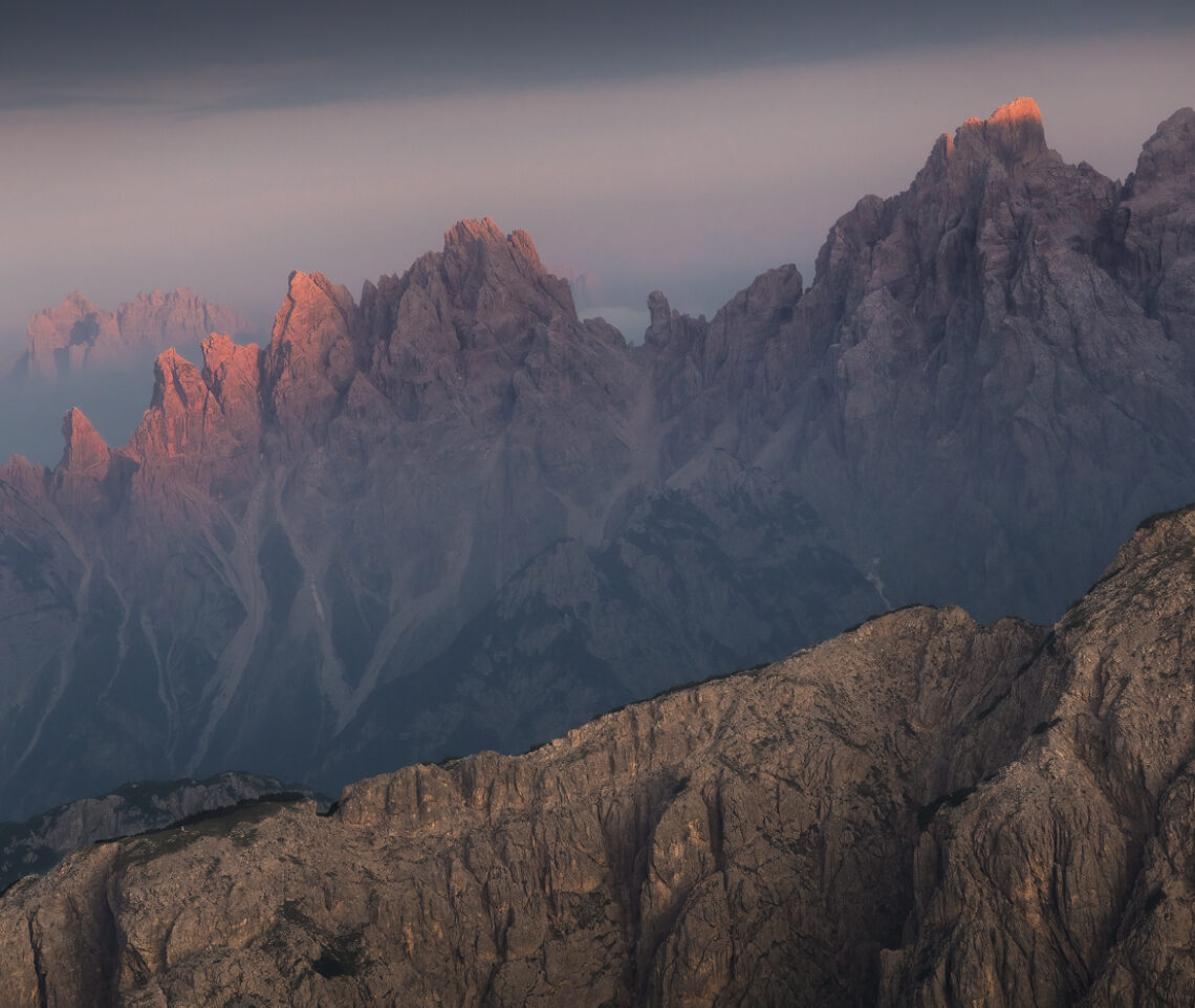 Si infiammano le guglie. Il tramonto è quasi terminato. Nei valloni sottostanti è già ora di prepararsi alla notte. Gruppo delle Marmarole, Italia.