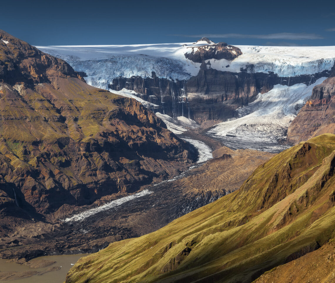 Le vertiginose seraccate del ghiacciaio Vatnajökull faticano a mantenere l’equilibrio alla testata della valle glaciale Morsárdalur. Skaftafell National Park, Islanda.