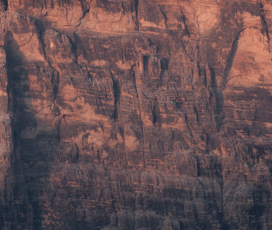 L’enrosadira illumina ogni giorno, in modo mai uguale al precedente, il paesaggio dolomitico. Parco Naturale Tre Cime, Dolomiti di Sesto, Italia.