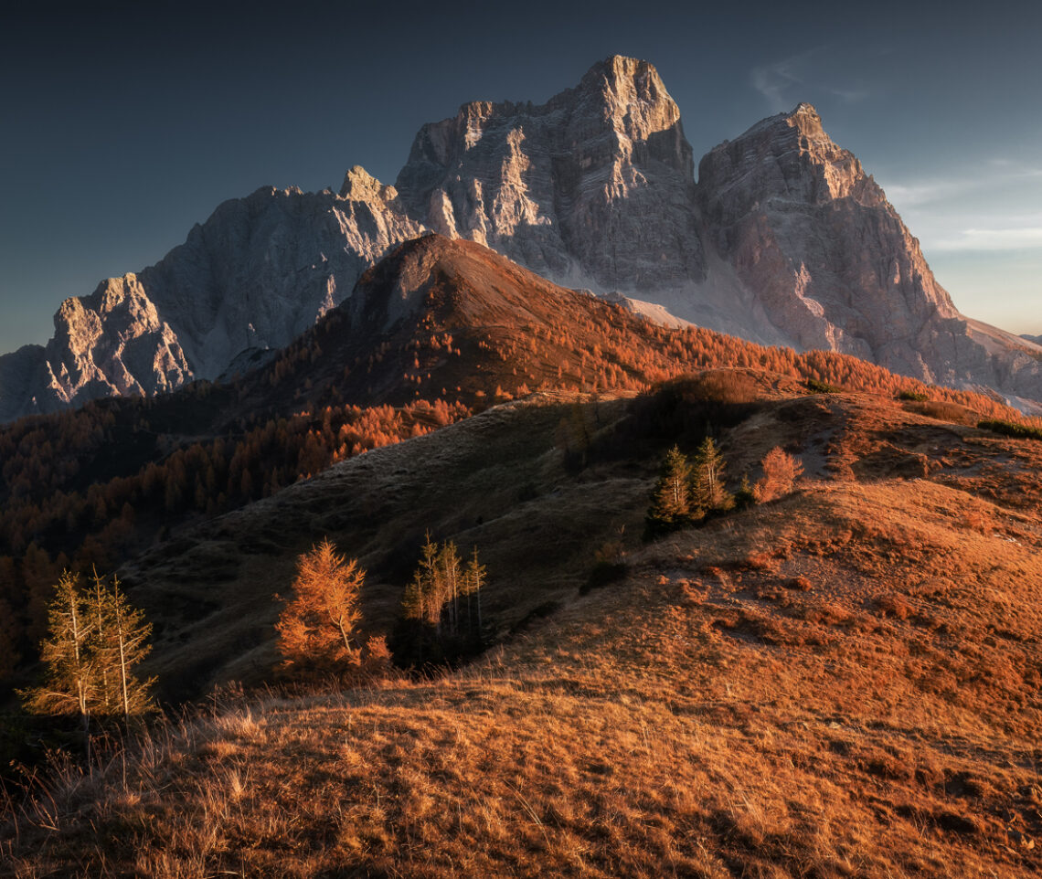 Il completo autunnale del Monte Pelmo, in un tiepido e infuocato tramonto. Dolomiti di Zoldo, Italia.