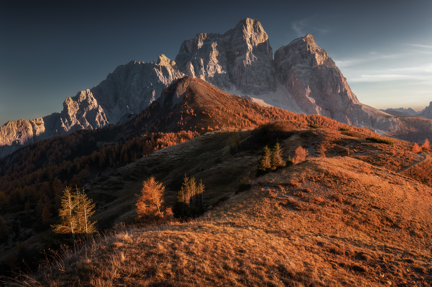 Il completo autunnale del Monte Pelmo, in un tiepido e infuocato tramonto. Dolomiti di Zoldo, Italia.