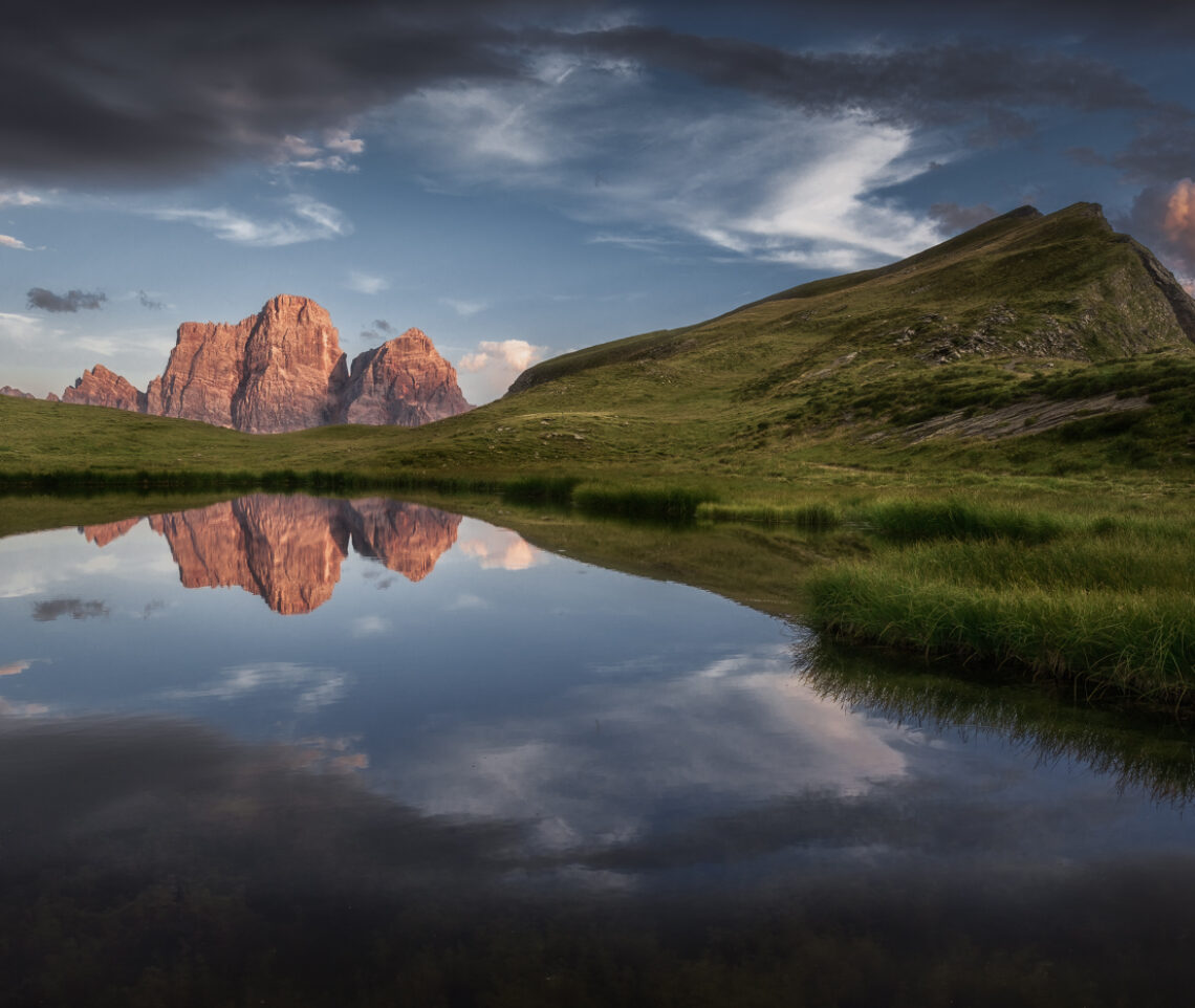 Il Monte Pelmo può esibire il suo giustificato narcisismo specchiandosi nel Lago delle Baste. Dolomiti Ampezzane, Italia.