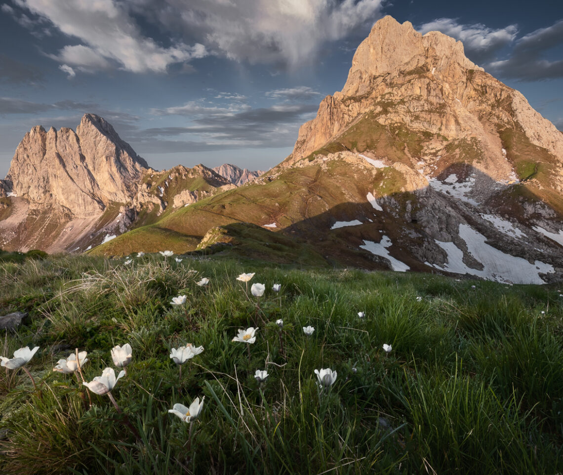 Un nuovo giorno illumina i meravigliosi paesaggi delle Alpi Carniche, Italia.