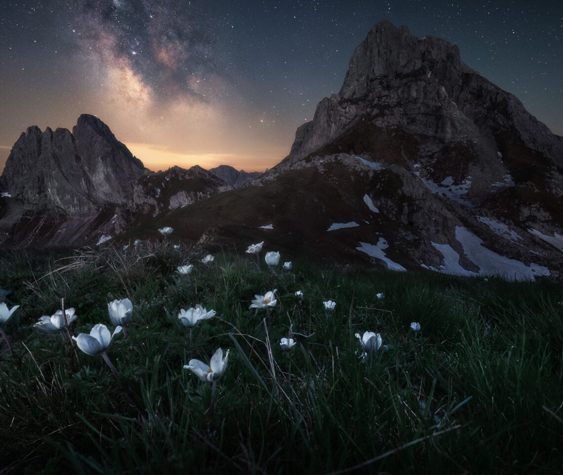 Il nucleo galattico della Via Lattea accende un paesaggio vivo ma immerso nelle tenebre, proiettandomi direttamente verso destinazioni inimmaginabili. Alpi Carniche, Italia.