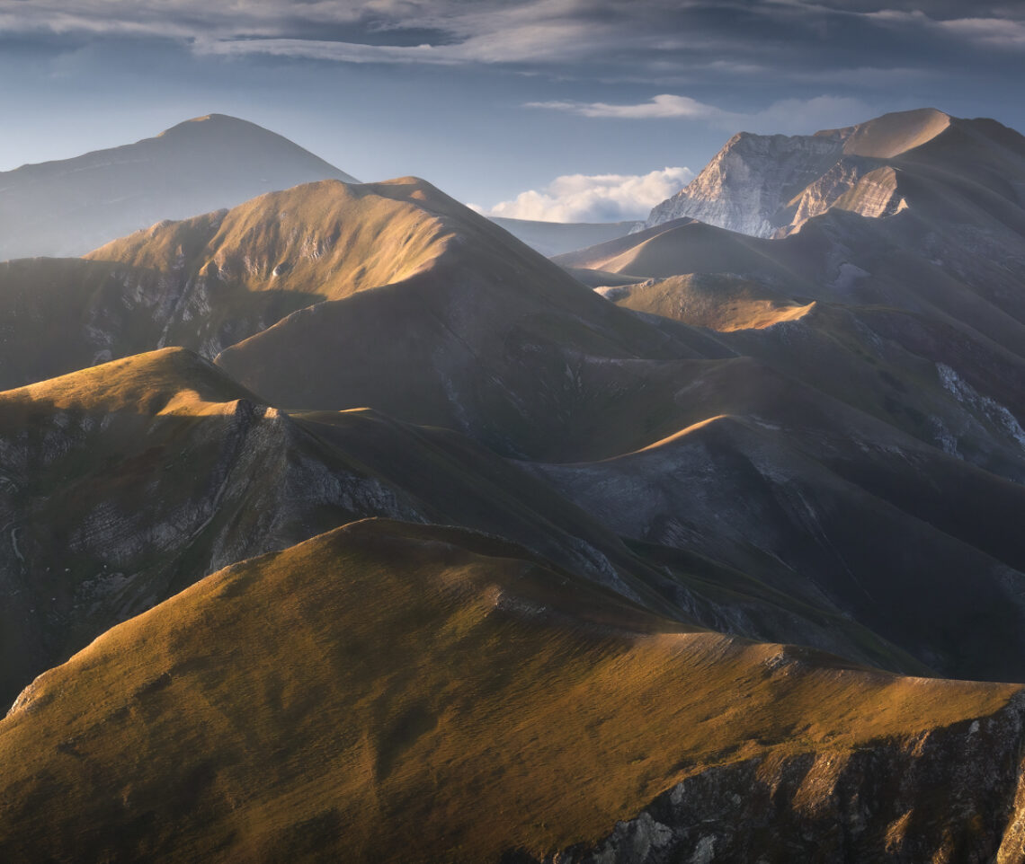 Dopo una notte al chiaro di Luna, un’alba magica colora i dolci versanti dei Monti Sibillini, Italia.