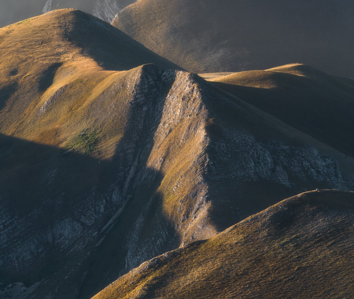 Dettagli di un’alba dorata. Parco Nazionale dei Monti Sibillini, Italia.