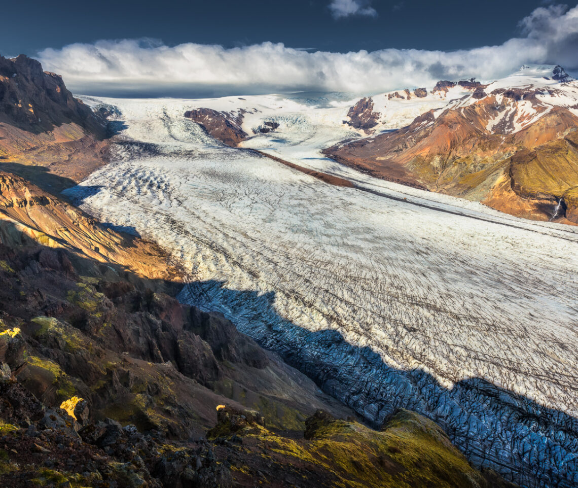 L’immane lingua del ghiacciaio Skaftafellsjökull spezza in due il variopinto paesaggio islandese. Skaftafell National Park, Islanda.