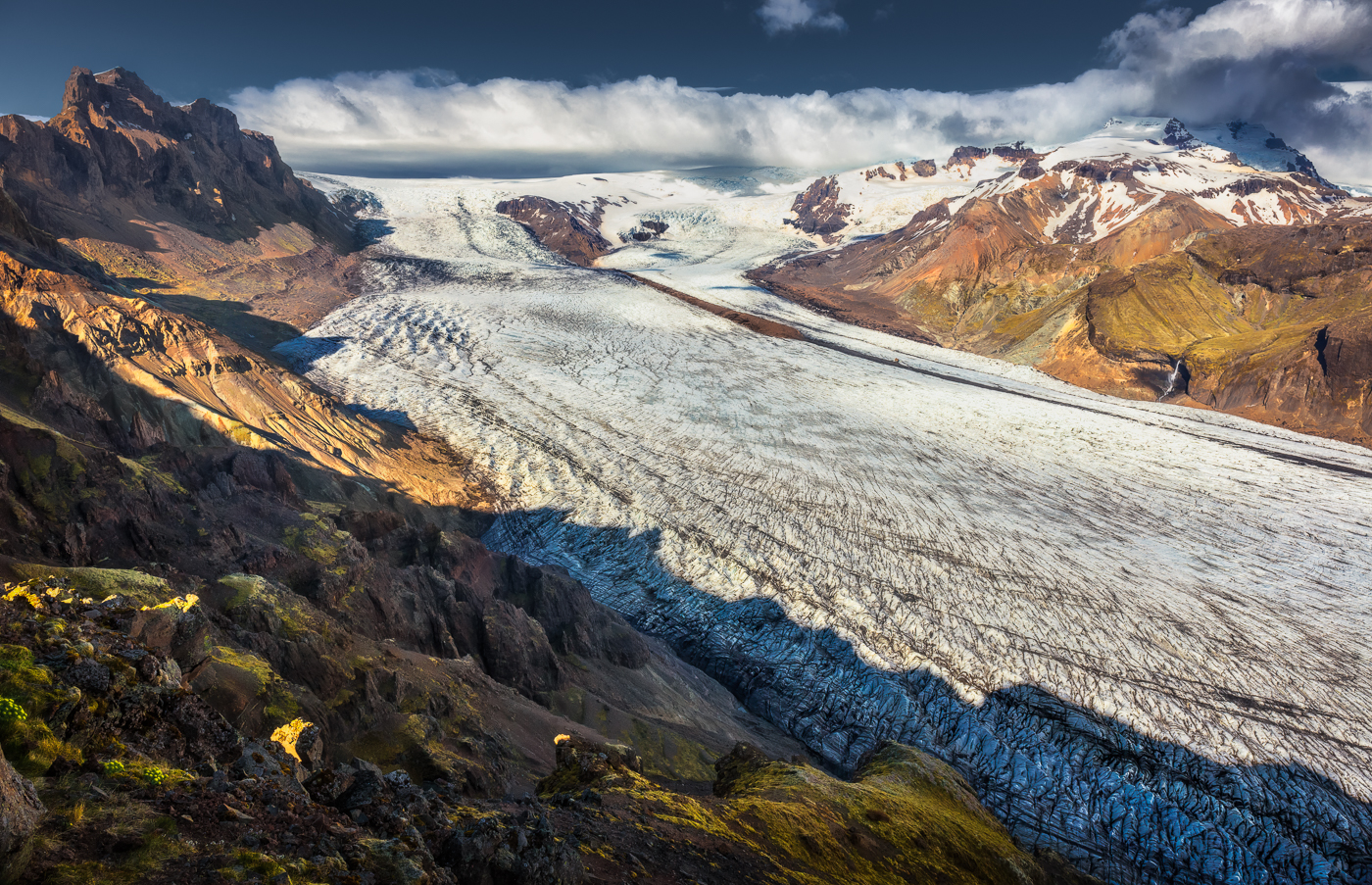 L’immane lingua del ghiacciaio Skaftafellsjökull spezza in due il variopinto paesaggio islandese. Skaftafell National Park, Islanda.