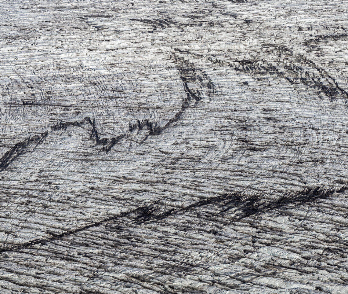 La superficie dei ghiacciai islandesi porta con sé detriti e sedimenti, disegnando trame che stimolano la fantasia. Vatnajökull National Park, Islanda.