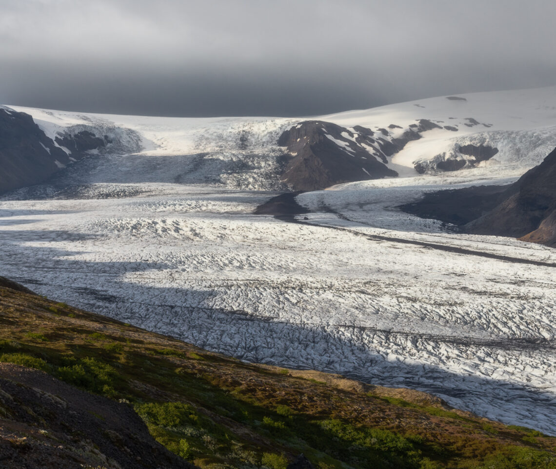 Raffiche di vento a oltre 100 km/h e una tempesta di neve che avanza verso sud dalle viscere dell’immenso ghiacciaio Vatnajökull. Lo spettacolo è incredibile, ma è tempo di ritirarsi. Vatnajökull National Park, Islanda.