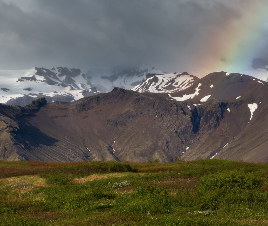 I ghiacciai islandesi più fragili si sono ritirati sulle cime più alte. Là, ancora e a fatica, si difendono. Anche grazie alle improvvise burrasche estive di neve. Vatnajökull National Park, Islanda.