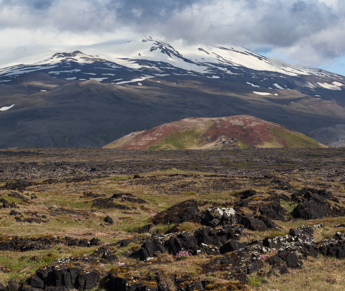 È il gigante addormentato della penisola di Snæfellsnes, il vulcano Snæffels. Alle sue pendici risaltano gli sconvolgimenti vulcanici dei millenni precedenti. Snæfellsjökull National Park, Islanda.