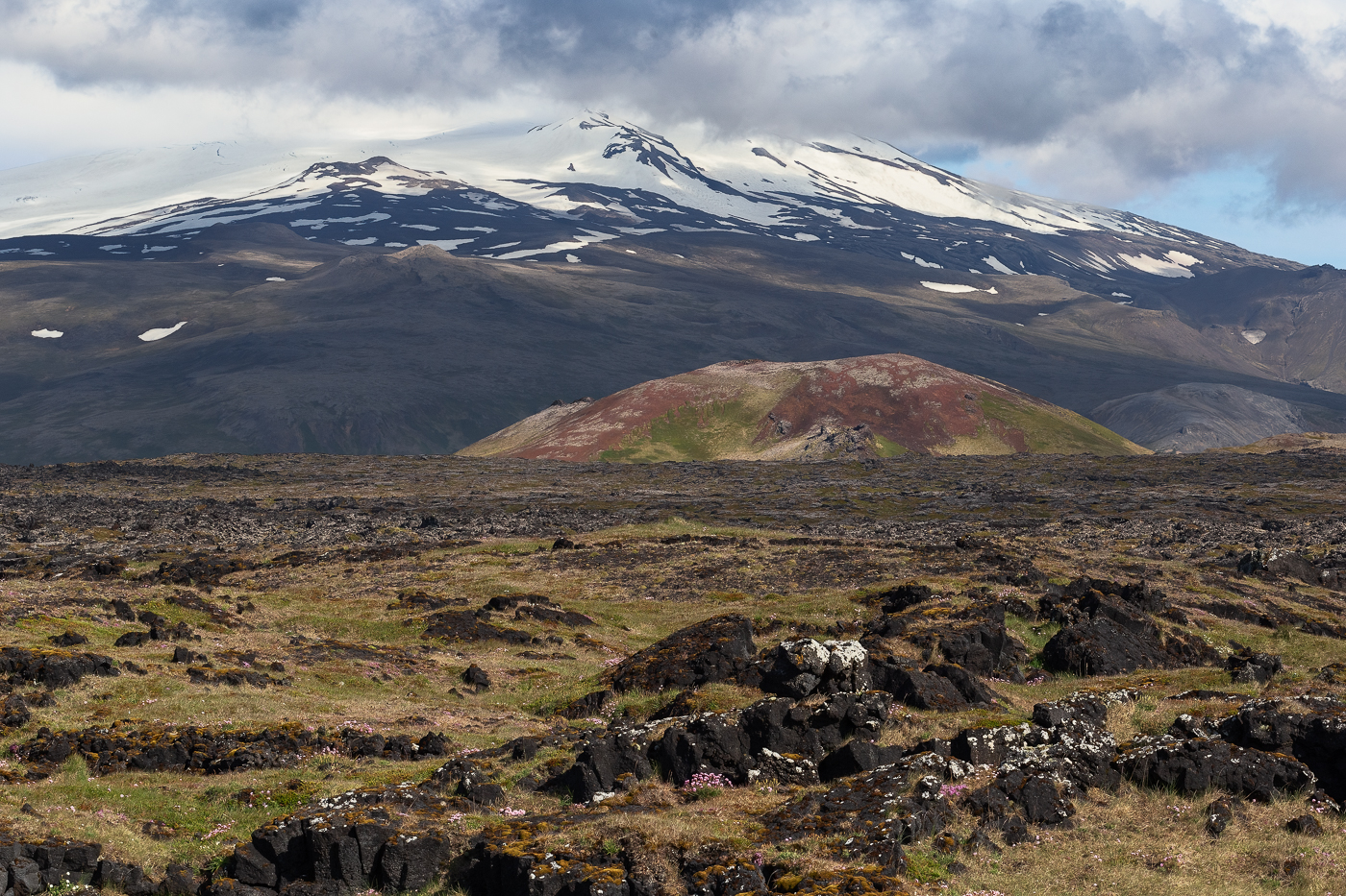 È il gigante addormentato della penisola di Snæfellsnes, il vulcano Snæffels. Alle sue pendici risaltano gli sconvolgimenti vulcanici dei millenni precedenti. Snæfellsjökull National Park, Islanda.