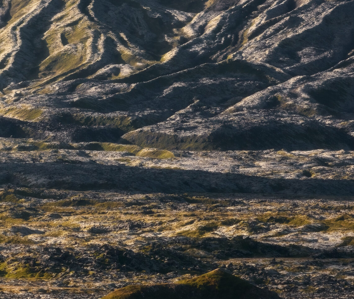 Trascorrono i millenni, ma restano le forme e le trame create dalle remote colate laviche che hanno plasmato quest’isola incredibile. Snæfellsjökull National Park, Islanda.