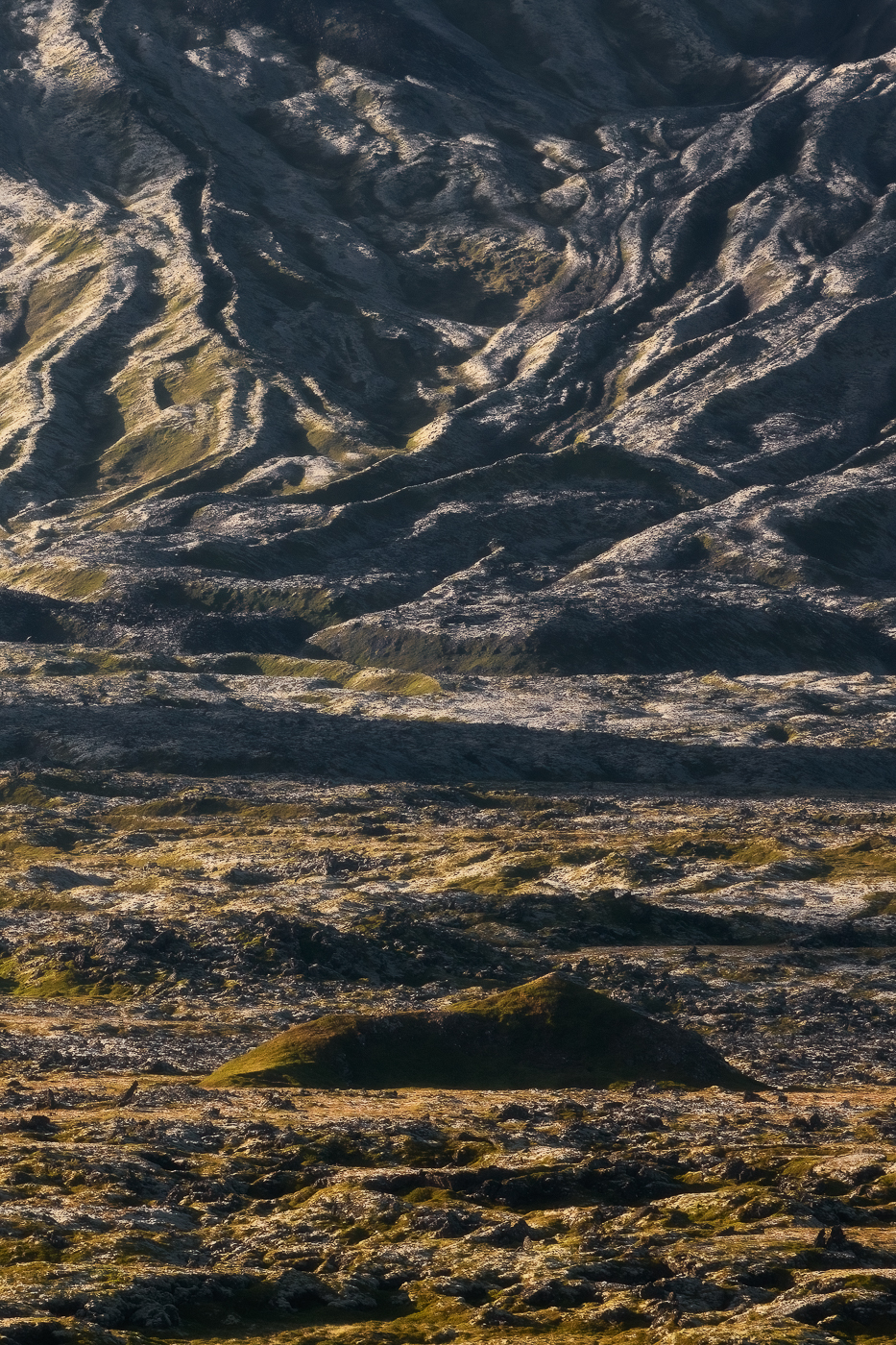 Trascorrono i millenni, ma restano le forme e le trame create dalle remote colate laviche che hanno plasmato quest’isola incredibile. Snæfellsjökull National Park, Islanda.