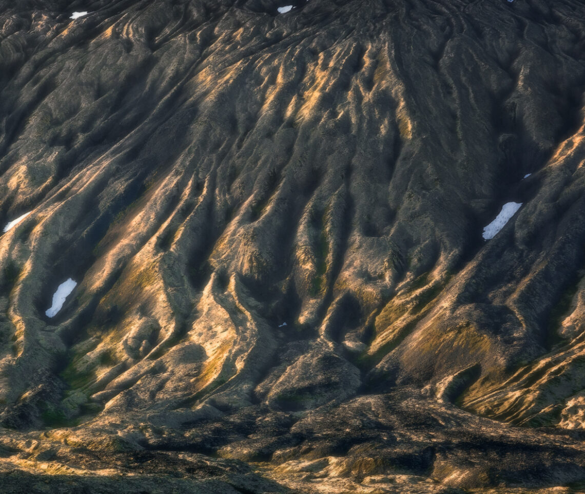 I lunghi pendii del vulcano Snæffels sono segnati dalle eruzioni vulcaniche passate. Un paesaggio pietrificato nel tempo. Snæfellsjökull National Park, Islanda.